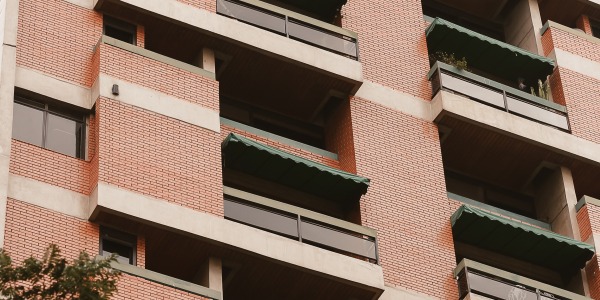 Instalar aire acondicionado en comunidades de vecinos: qué dice la ley en Madrid