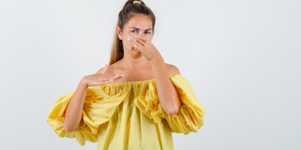 Por qué tu aire acondicionado huele mal al encenderlo (y cómo eliminar el olor de raíz)